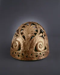 Durchbrochener Helm, verziert mit Ranken, Akanthus und Blumen (Gold)
